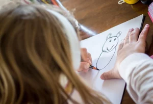 Bien tenir son crayon : un véritable défi pour les petits élèves !